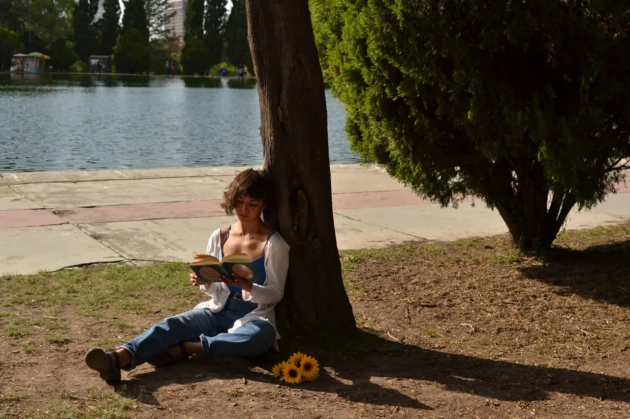 Person finding calm in the shade on a summer day, representing support for summer depression in Vaughan